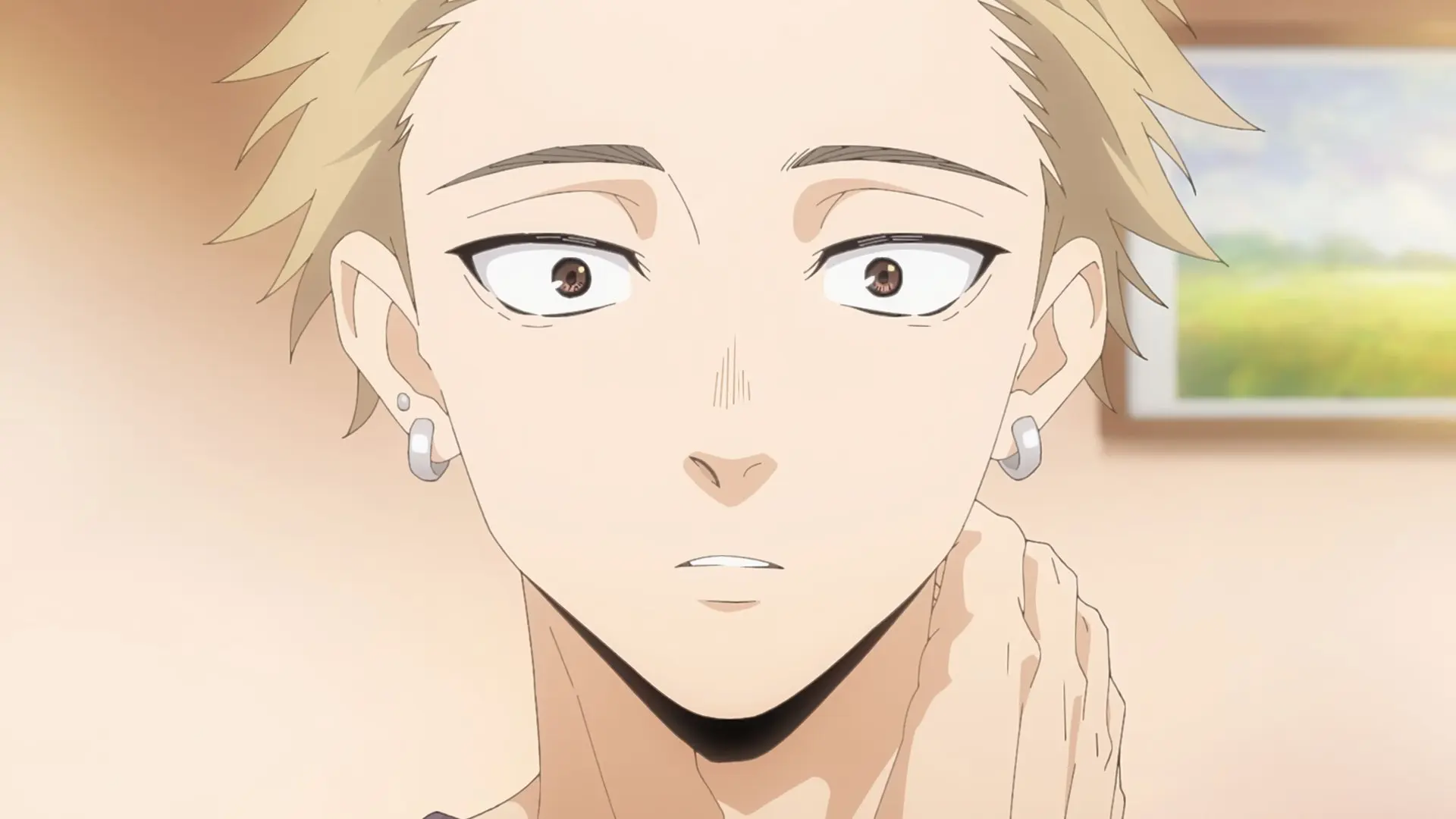 Capelli biondi e orecchie forate